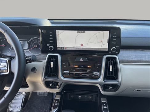 Used 2022 Kia Sorento EX image 11