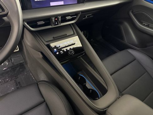 Certified 2025 Porsche Macan 4S Electric AWD/4WD image 23