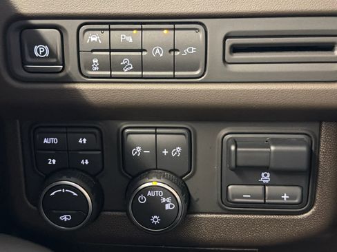 Used 2021 Chevrolet Tahoe Z71 w/ Z71 Off-Road Package image 39