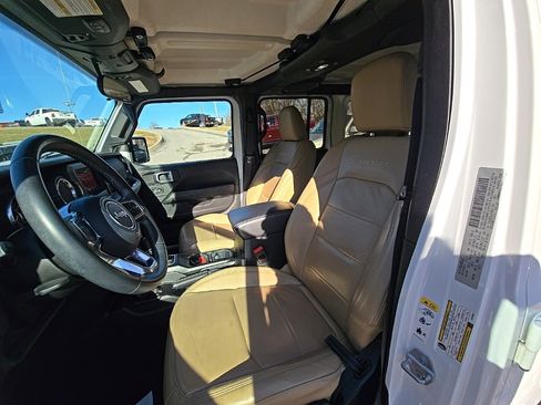 Used 2018 Jeep Wrangler Unlimited Sahara image 15