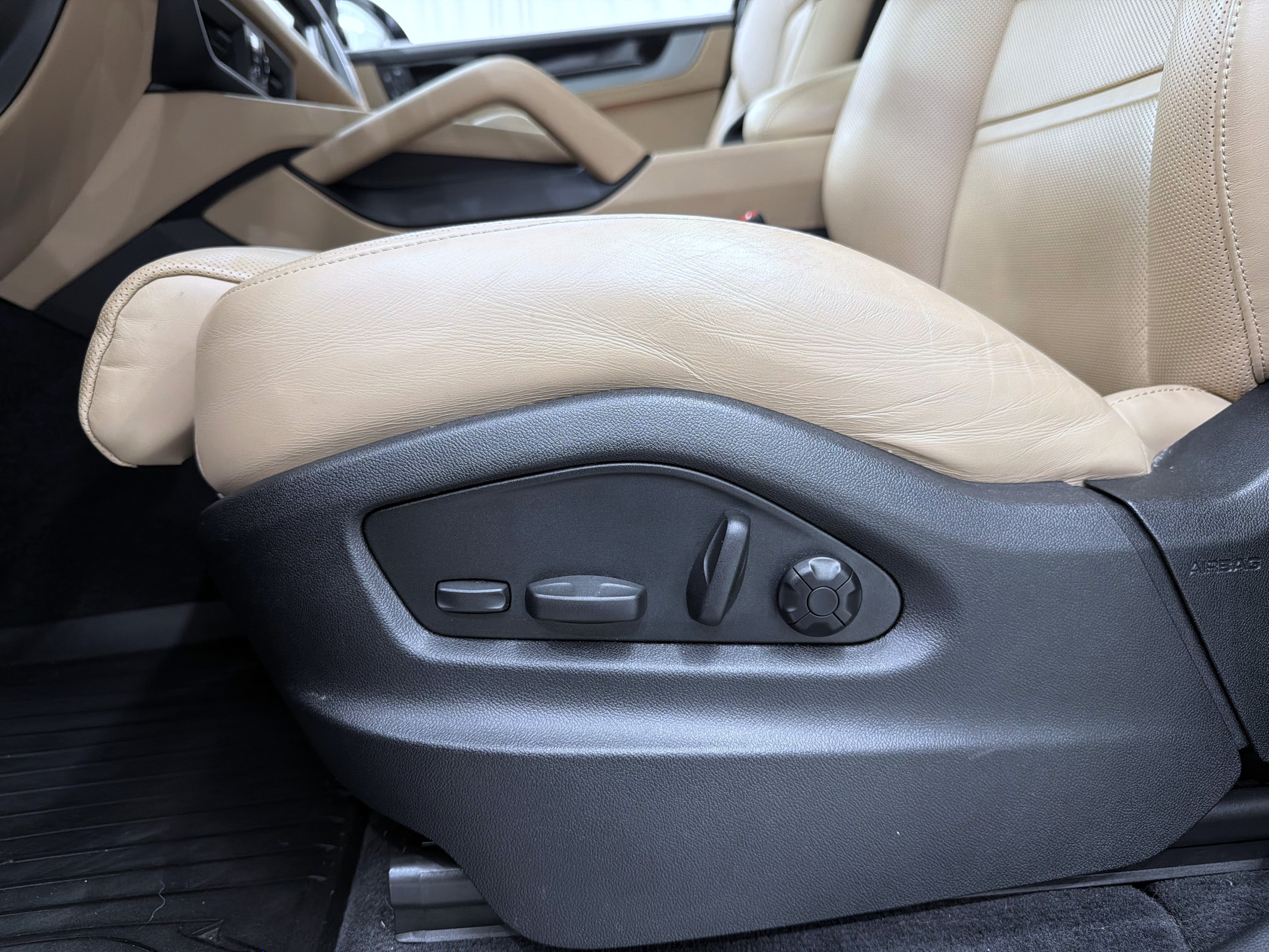 Certified 2024 Porsche Cayenne Coupe AWD/4WD image 31