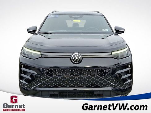 Certified 2025 Volkswagen Tiguan SE R-Line image 2