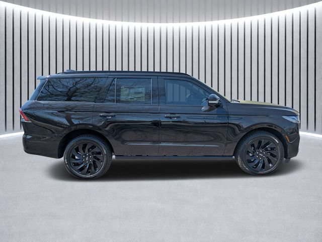 New 2026 Lincoln Navigator Reserve w/ Jet Appearance Package AWD/4WD image 2