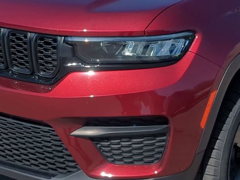 Certified 2023 Jeep Grand Cherokee Altitude AWD/4WD image 11