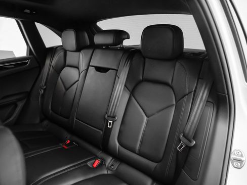 Certified 2025 Porsche Macan AWD/4WD image 28