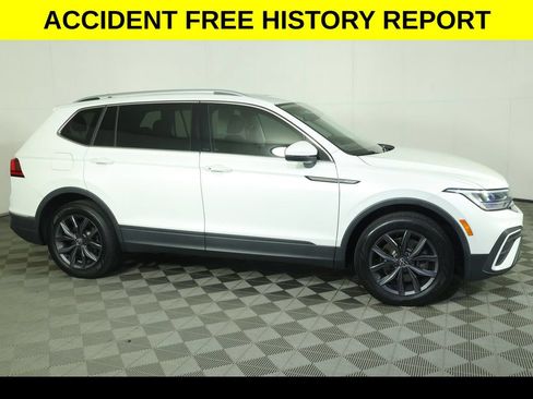 Used 2023 Volkswagen Tiguan SE w/ Panoramic Sunroof Package FWD image 2