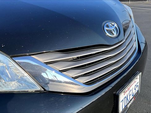 Used 2014 Toyota Sienna XLE image 29