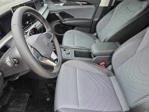 New 2026 Volkswagen Tiguan SE image 9