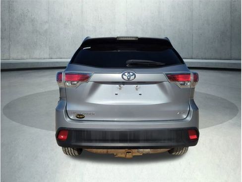 Used 2016 Toyota Highlander LE image 4