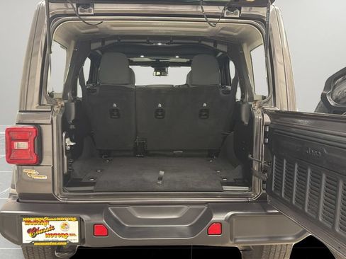 Used 2025 Jeep Wrangler Unlimited Sahara AWD/4WD image 15