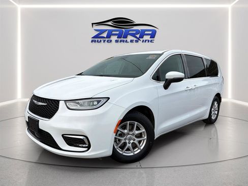 Used 2023 Chrysler Pacifica Touring-L image 1