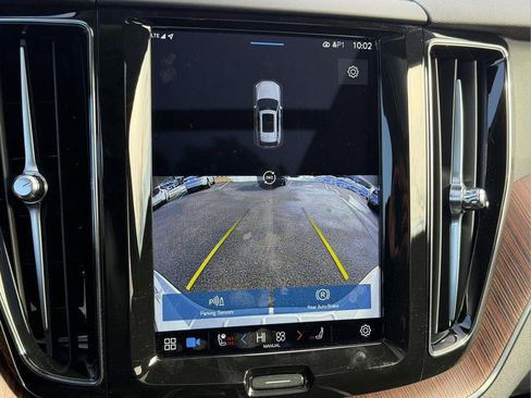 Used 2023 Volvo XC60 B5 Plus w/ Climate Package image 4