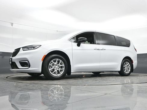 New 2026 Chrysler Pacifica Select FWD image 42