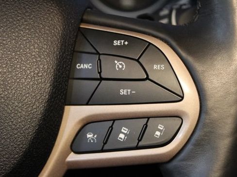 Used 2017 Jeep Cherokee Limited w/ Luxury Group AWD/4WD image 23