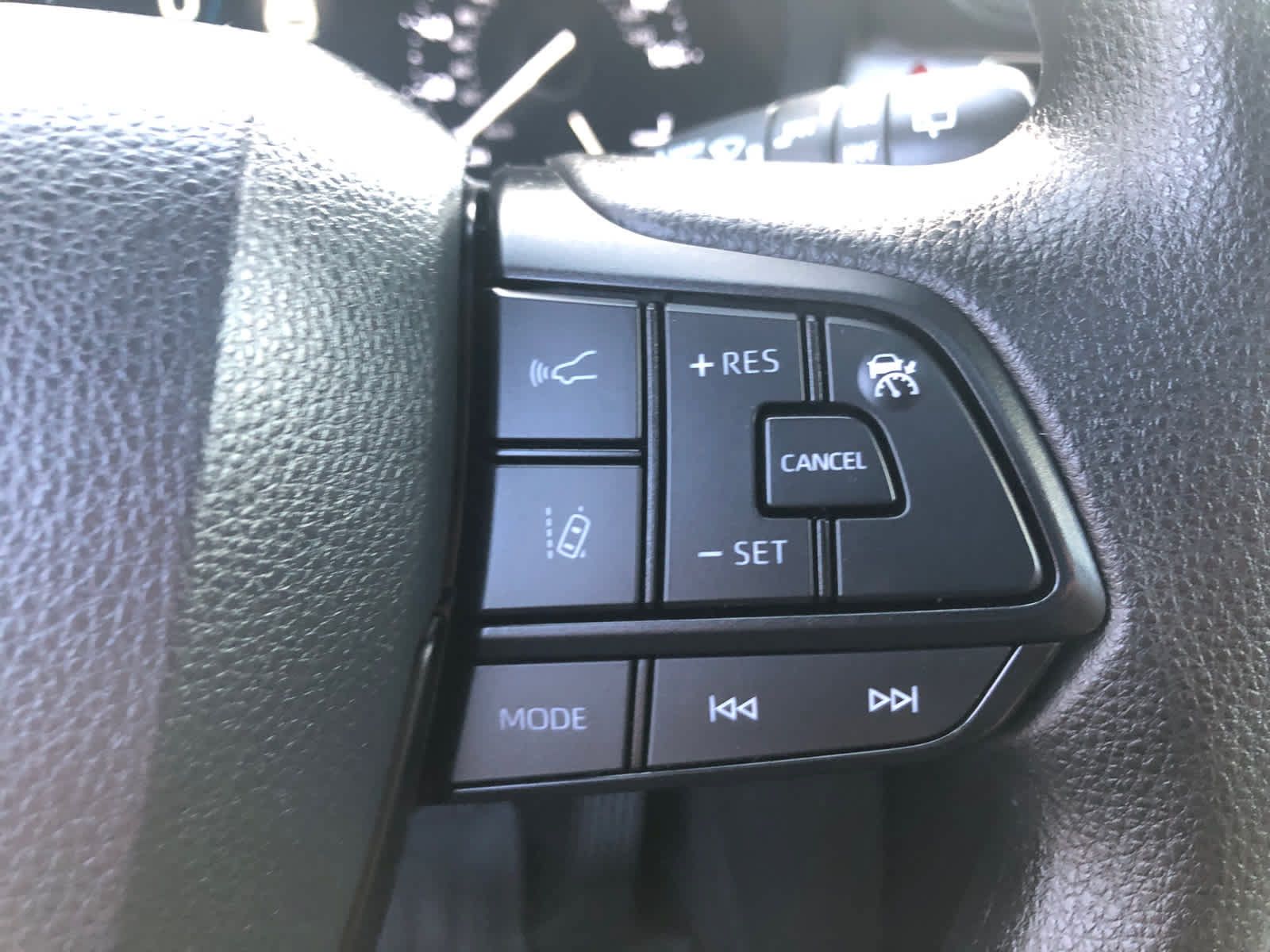 Certified 2025 Toyota Sienna LE w/ LE Plus Package FWD image 8