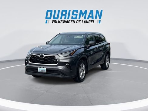 Used 2023 Toyota Highlander LE FWD image 4