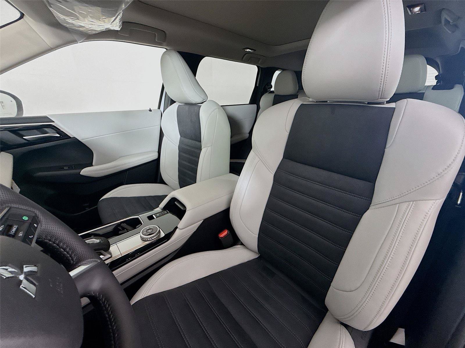 New 2026 Mitsubishi Outlander SE FWD image 2
