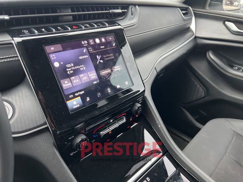 Used 2023 Jeep Grand Cherokee L Laredo image 32