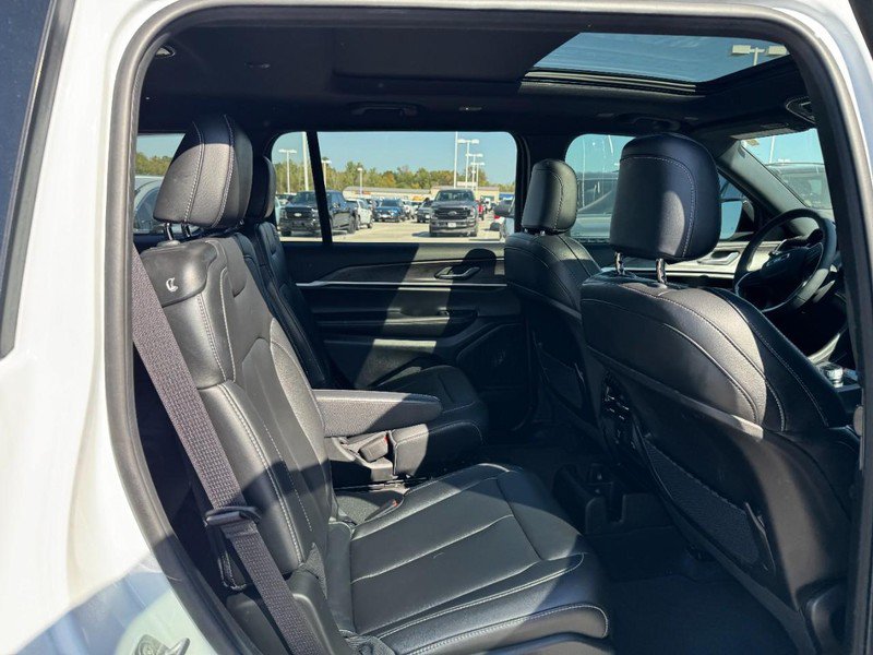 Used 2025 Jeep Grand Cherokee L Limited w/ Black Appearance Package AWD/4WD image 10
