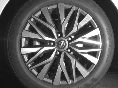 Used 2025 Nissan Altima 2.5 SV FWD image 12