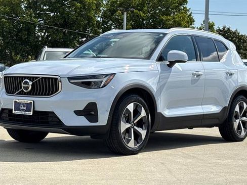 Certified 2025 Volvo XC40 B5 Plus AWD/4WD image 7