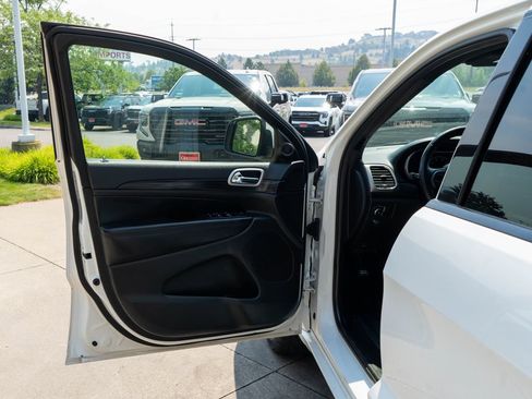 Used 2019 Jeep Grand Cherokee Altitude AWD/4WD image 16