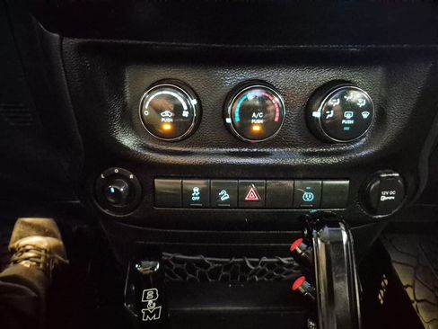 Used 2015 Jeep Wrangler Unlimited Rubicon w/ Connectivity Group AWD/4WD image 29