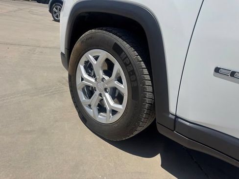 Certified 2024 Jeep Compass Latitude AWD/4WD image 8
