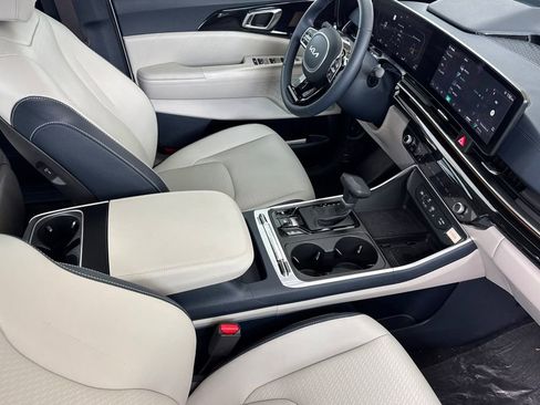 New 2025 Kia Carnival SX Prestige FWD image 17
