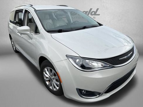 Used 2019 Chrysler Pacifica Touring-L FWD image 3