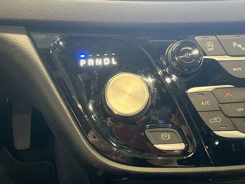 Used 2026 Chrysler Pacifica Select image 16