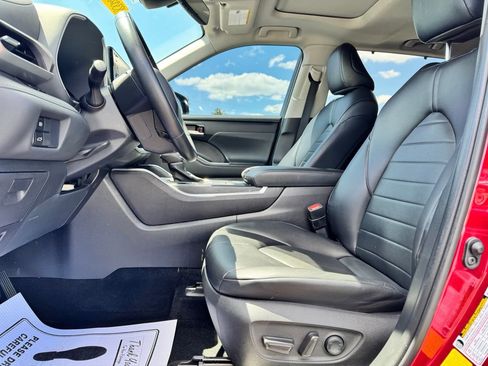 Used 2021 Toyota Highlander XLE FWD image 21