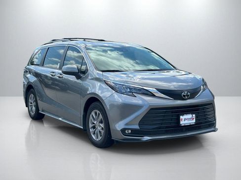 Used 2026 Toyota Sienna XLE FWD image 3