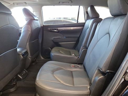 Used 2020 Toyota Highlander Limited image 9