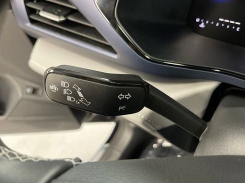 Used 2024 Volkswagen Taos SE w/ Panoramic Sunroof Package AWD/4WD image 25