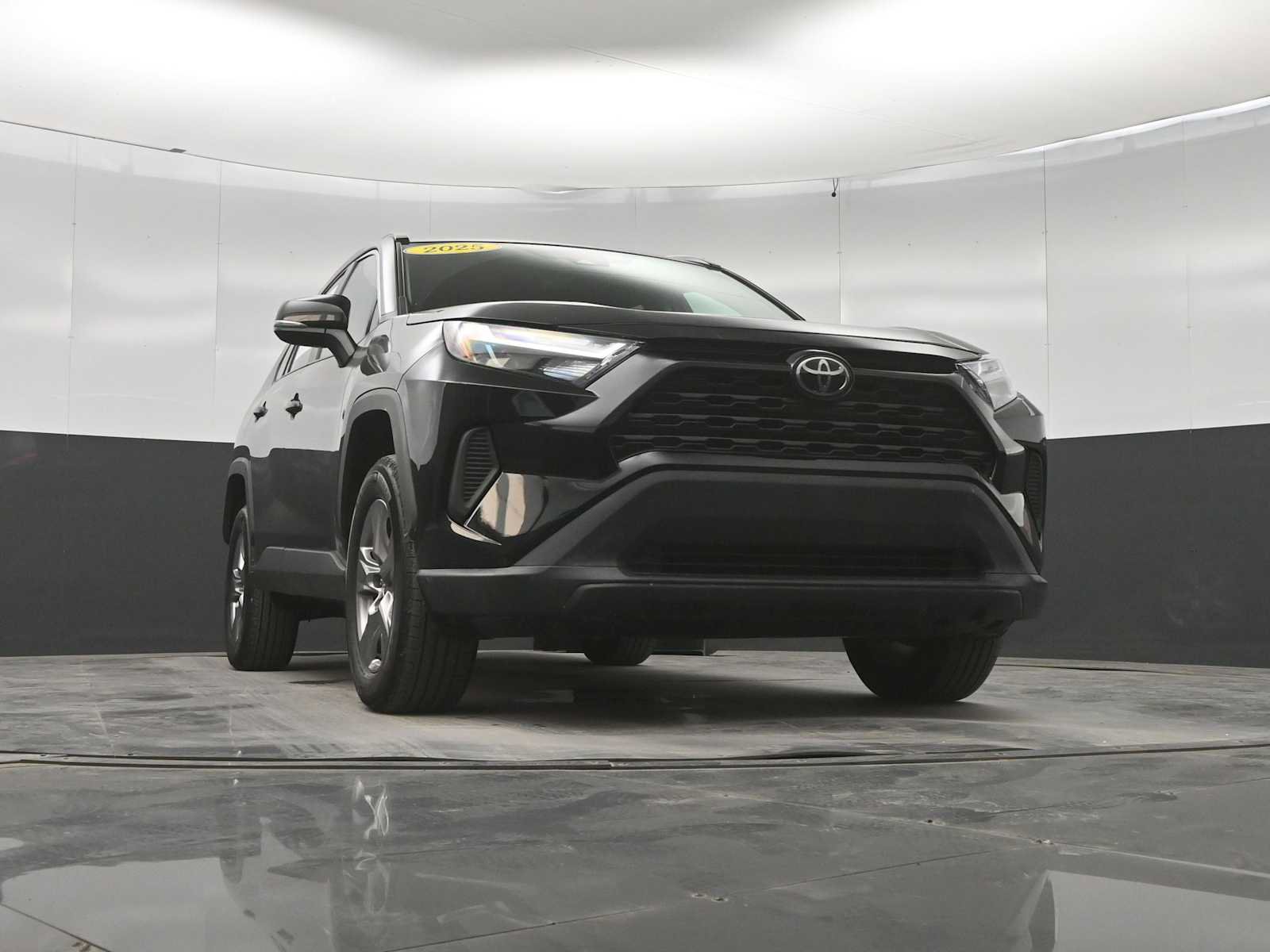 Used 2025 Toyota RAV4 XLE AWD/4WD image 33