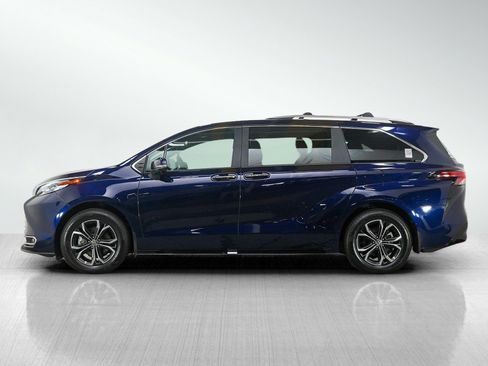 Used 2025 Toyota Sienna Platinum image 2