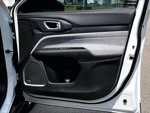 Used 2023 Jeep Compass Latitude w/ Sun and Sound Group image 25