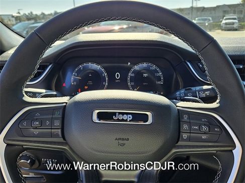 New 2025 Jeep Grand Cherokee L Laredo image 24