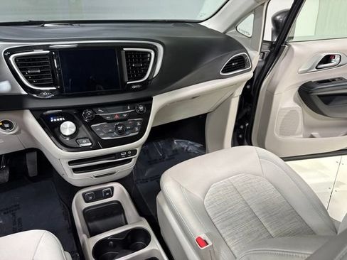 Used 2018 Chrysler Pacifica Touring Plus FWD image 23
