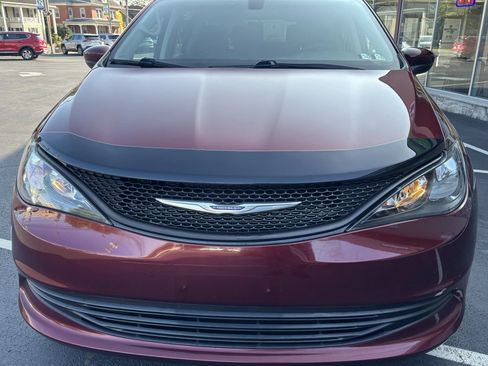 Used 2020 Chrysler Voyager L FWD image 5