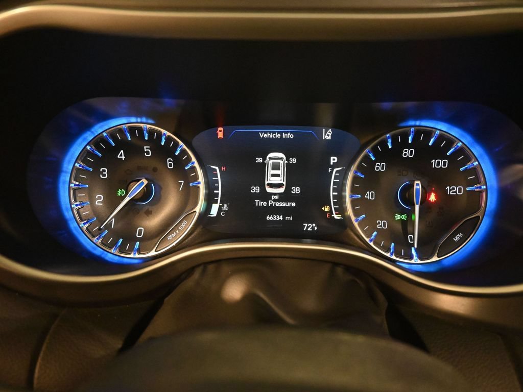 Used 2023 Chrysler Pacifica Touring-L FWD image 10