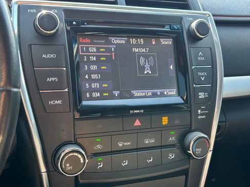 Used 2017 Toyota Camry SE w/ Moonroof Package image 5