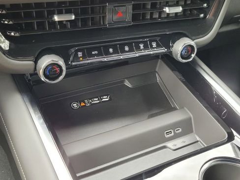 New 2025 Chevrolet Suburban Premier image 25