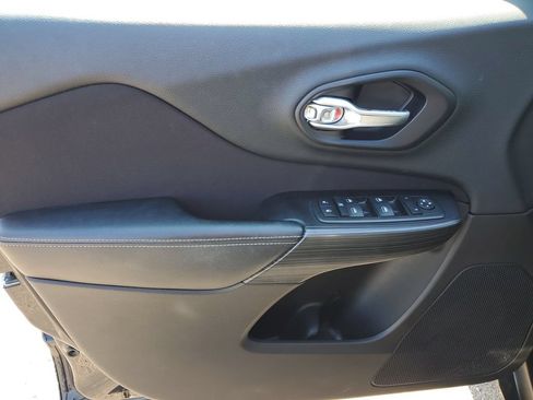 Used 2015 Jeep Cherokee Sport FWD image 17