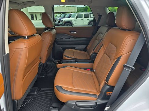 Used 2025 Nissan Pathfinder Platinum AWD/4WD image 11