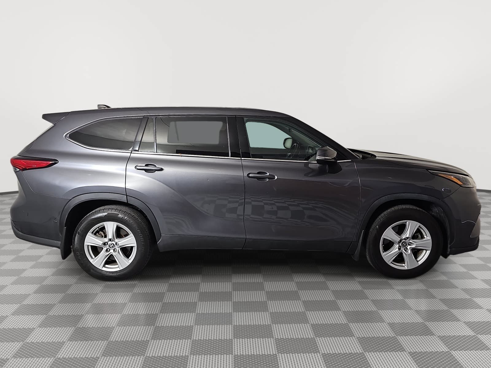 Used 2022 Toyota Highlander LE AWD/4WD image 9