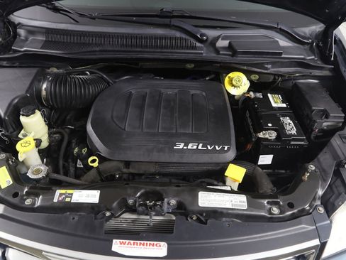 Used 2013 Chrysler Town & Country Touring FWD image 51