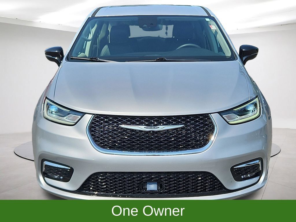 Used 2024 Chrysler Pacifica Touring-L FWD image 2