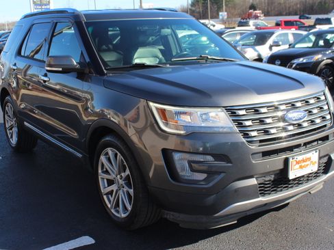 Used 2017 Ford Explorer Limited image 4